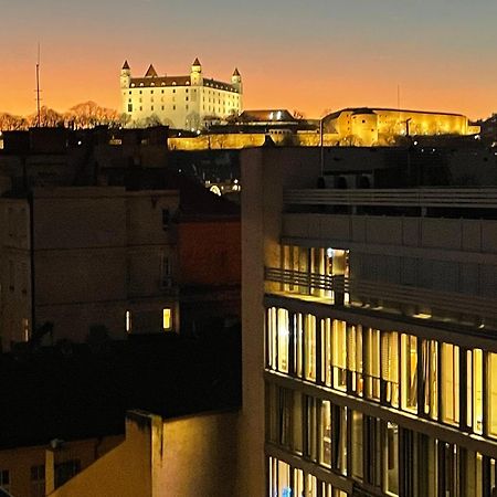 Old Town Apartment Black Братислава Екстериор снимка