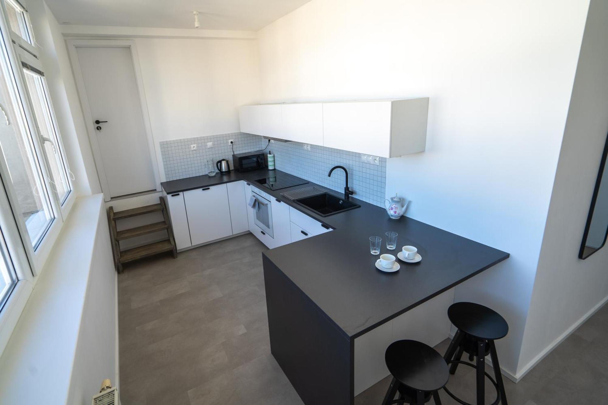 Old Town Apartment Black Братислава Екстериор снимка