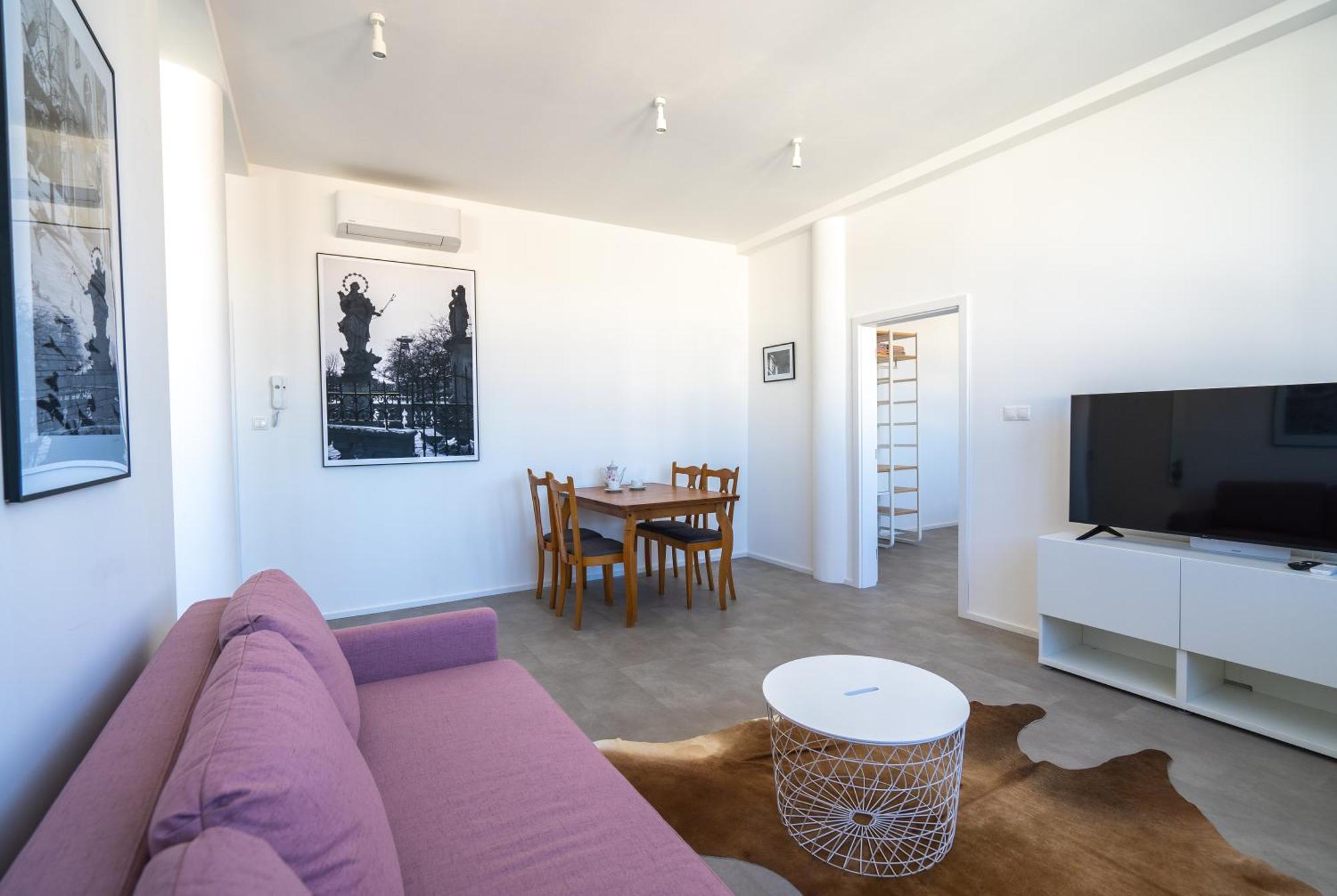 Old Town Apartment Black Братислава Екстериор снимка